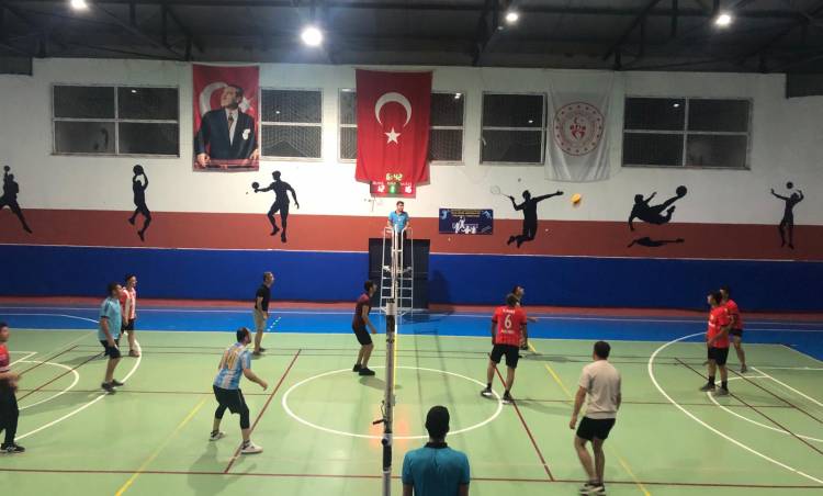 Bozyazı'da 19 Mayıs Gençlik ve Spor Bayramı etkinlikleri kapsamında düzenlenen Voleybol Turnuvası grup maçları sona erdi