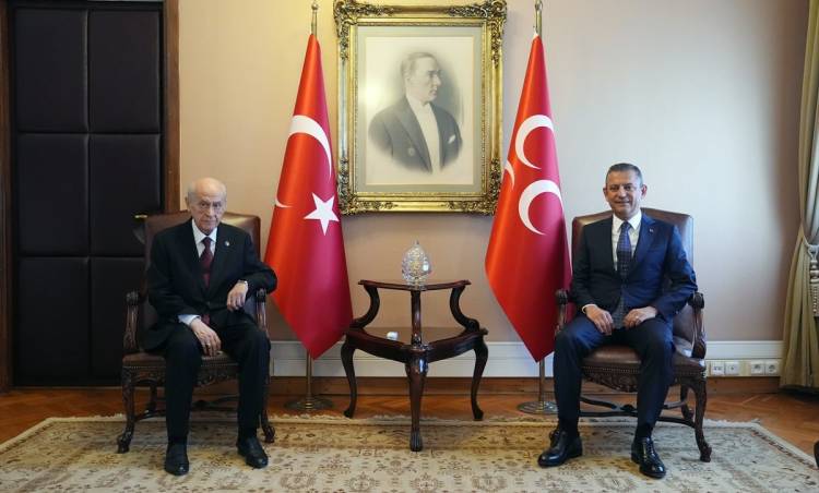 MHP Genel Başkanı Devlet Bahçeli ve CHP Genel Başkanı Özgür Özel TBMM'de bir araya geldi. Görüşme 45 dakika sürdü   Bahçeli, görüşmeyle ilgili sorulara "Açıklamayı Özgür Özel yapacak" cevabını verdi